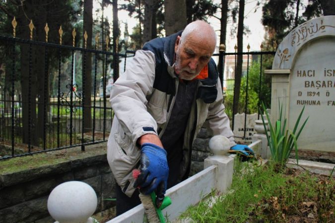 Evinden çok mezarlığa gidiyor