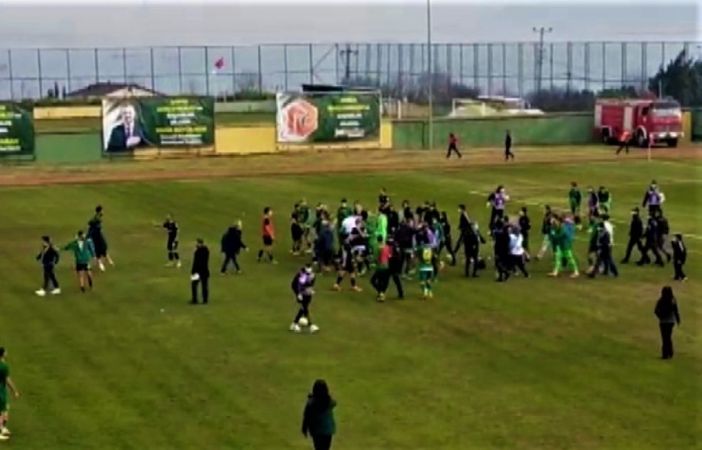 Kocaeli'de  maç sonrası futbolcular birbirine girdi