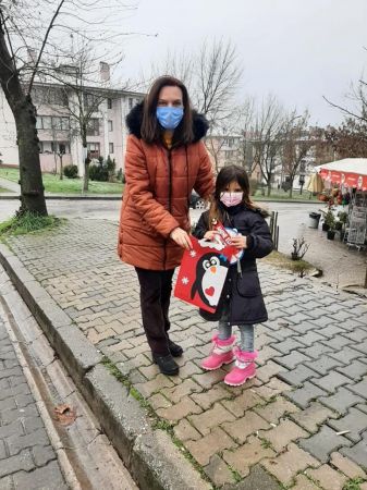 Öğrencileri okula gelmeyince karnelerini evlere dağıttı