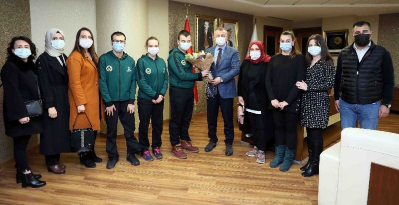 Büyükakın, E-KPSS’de dereceye giren öğrencileri ağırladı