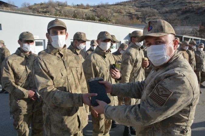 92 yaşındaki Mahide nineden Mehmetçik’e ilmek ilmek destek