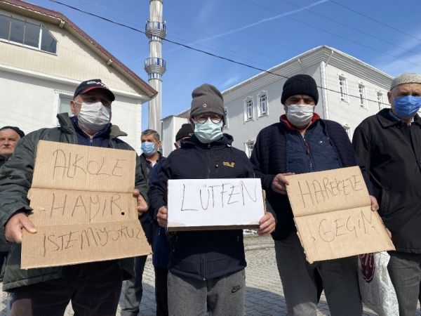 Alkole savaş açan cami cemaatinden pankartlı protesto