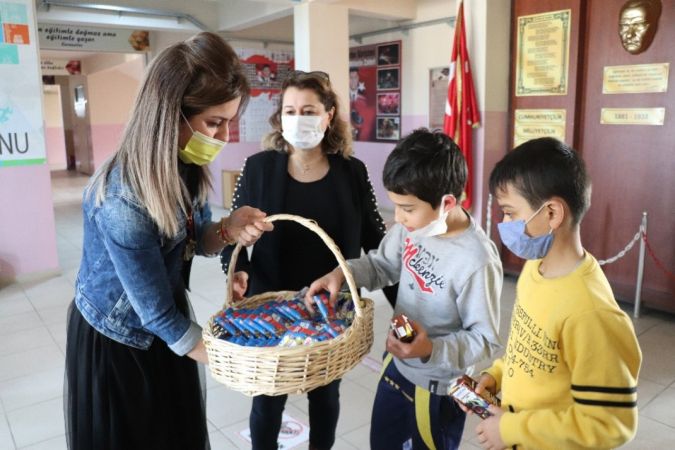 Köy okullarında eğitime tatlı başlangıç