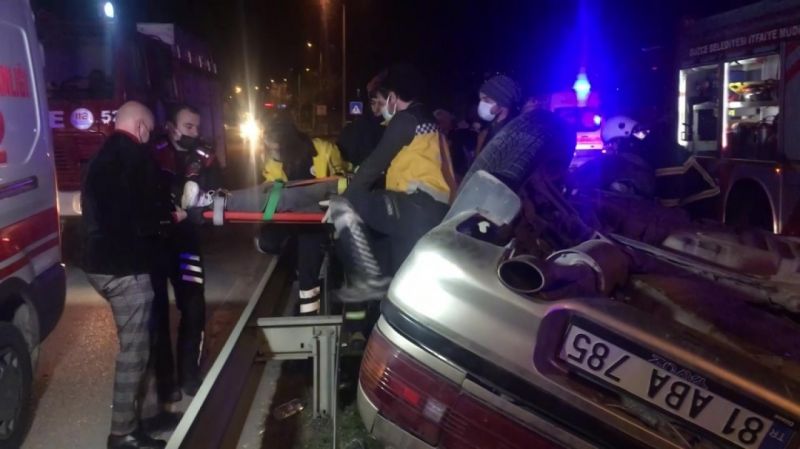 Refüjde elektrik direklerini deviren sürücü takla attı: 2’si ağır 4 yaralı