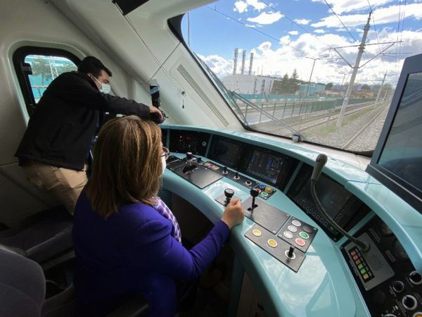 Başkan Şahin makinist koltuğuna oturarak Milli Elektrikli Tren’i test etti