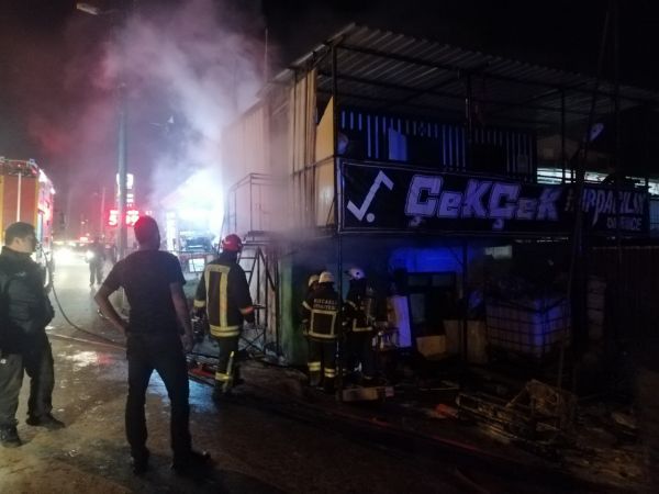 Kıyafetlerini kurutmak için yaktıkları soba, geri dönüşüm deposunu küle çeviriyordu