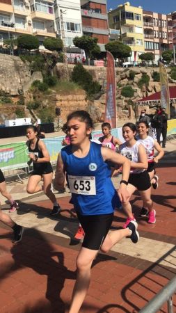İzmit Belediyesporlu atletler zorlu parkuru başarıyla tamamladı