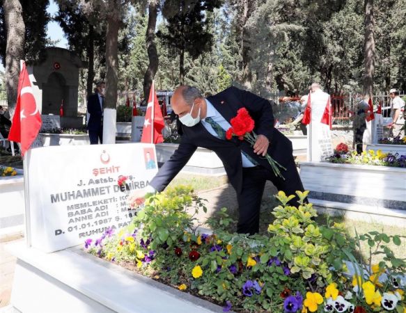 Körfez’de şehitler için karanfil bırakıldı