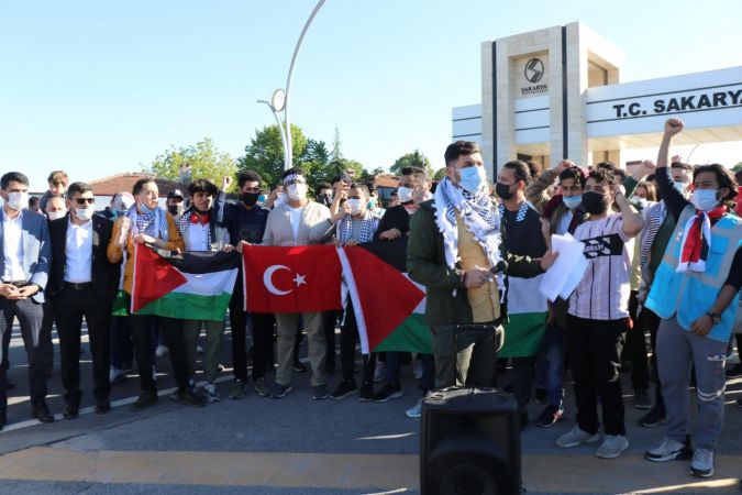 Filistinli öğrenciler sloganlar atarak İsrail’i böyle protesto etti
