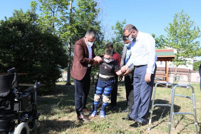 Yürüyemeyen Umut hayatında ilk kez bayramı ayakta karşıladı