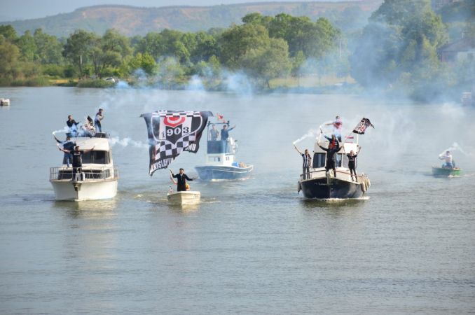 Sakarya Nehri üzerinde tekneler ile şampiyonluk turu