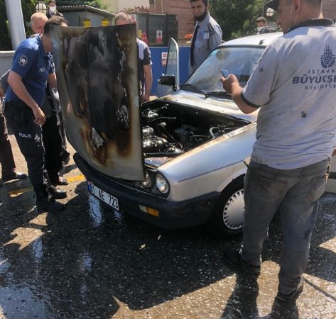 Motor kısmından alev alan otomobil kullanılamaz hale geldi