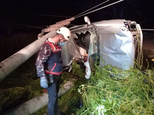 Otomobil devirdiği direğin altında ezildi, sürücü feci şekilde can verdi