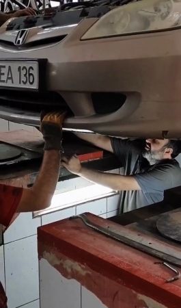 Aracın motor kısmına giren yavru kedi sanayide kurtarıldı