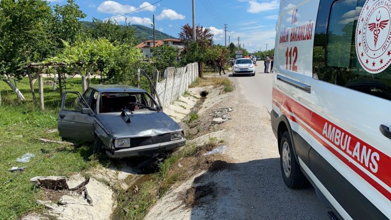Su kanalına uçan otomobilde 3’ü çocuk 5 kişi yaralandı