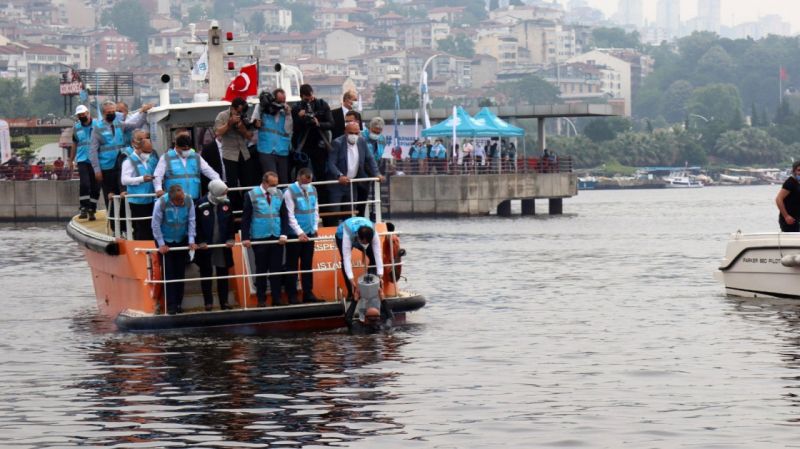 Denizin altına oksijen verecek cihazı bakan Murat Kurum İzmit Körfezi’ne bıraktı