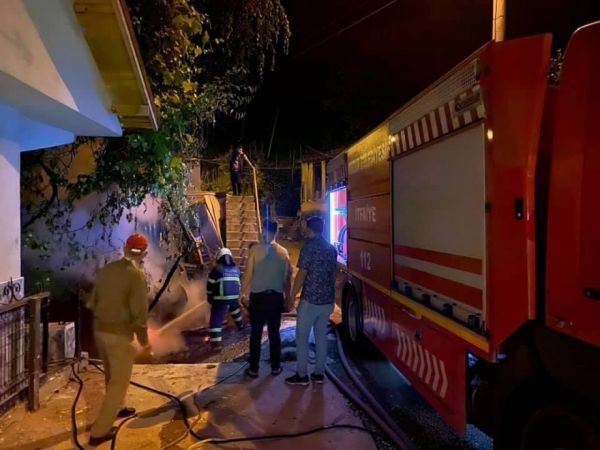 Köy gençleri ve itfaiyenin iş birliği çıkan yangını söndürdü