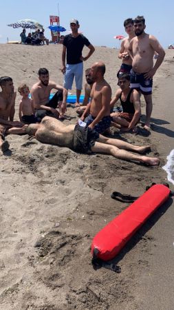 Denizde boğulma tehlikesi geçiren 2 kişi kurtarıldı