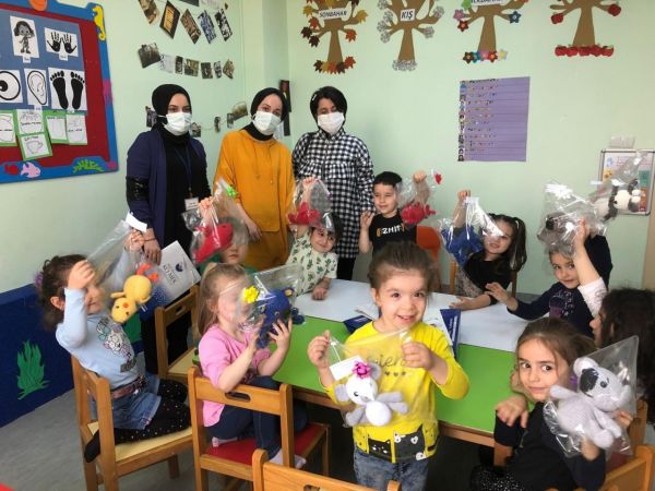 El emeği oyuncaklarla çocukları sevindirdiler