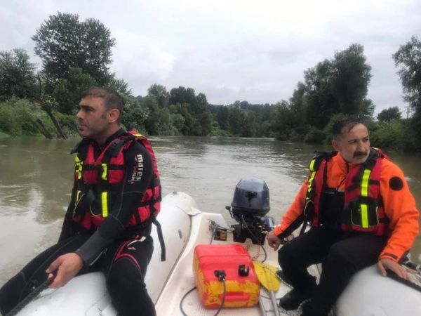 Arkadaşlarından helallik isteyerek girdiği nehirde kayboldu