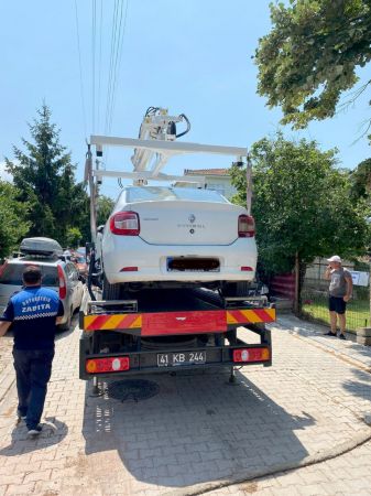 Hatalı park edilen araçlar çekiliyor