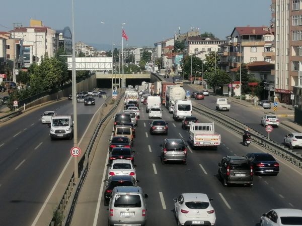 D-100’de çekici arıza yapınca trafik kilitlendi