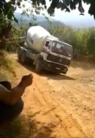 Beton mikseri işte böyle devrildi
