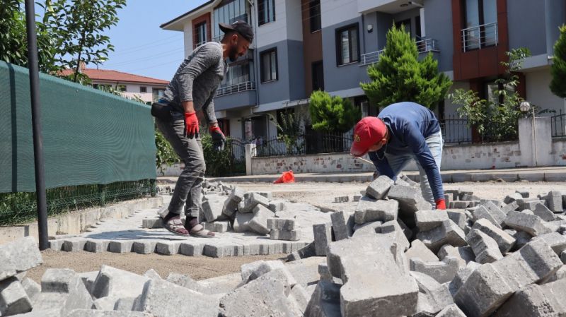 Hem bakım-onarım hem yeni kaldırım yapılıyor