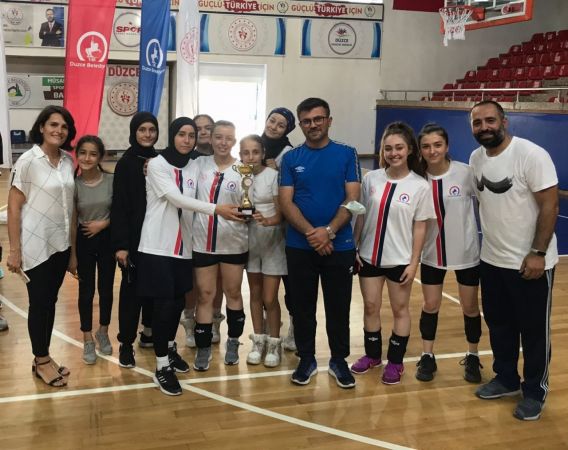 Voleybol turnuvasını Çilimli kazandı