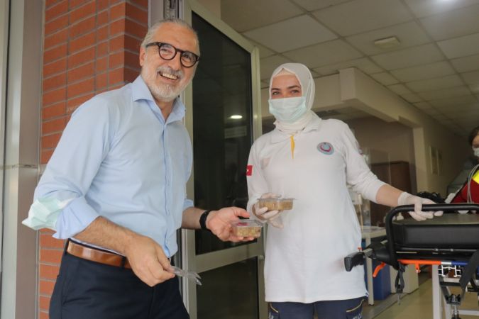 İzmit Belediyesi’nden sağlık çalışanları ve polislere aşure ikramı