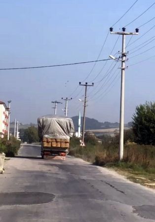 Saman yüklü kamyonet böyle tehlike saçtı