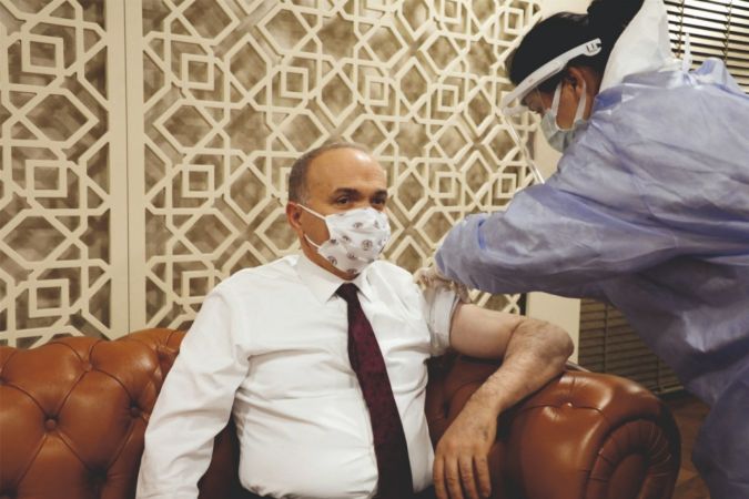 Aşı olan gençlere Başkan’dan hediye
