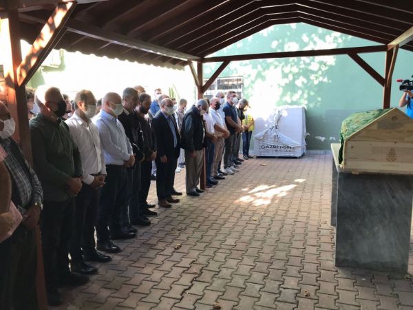 Rögar kapağına çarpıp pikabın altında kalan genç kurye son yolculuğuna uğurlandı
