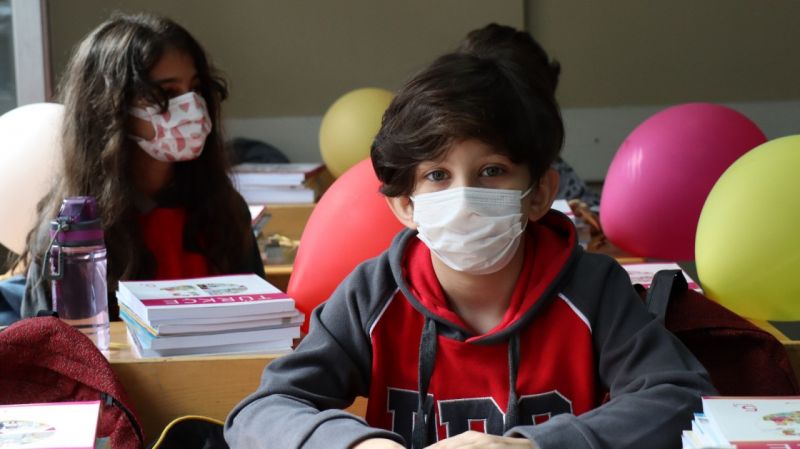 İlk ders zili öğrencilerin okul ve arkadaş özlemini dindirdi