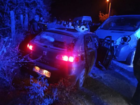 Minibüs ile otomobil kafa kafaya çarpıştı: 6 yaralı