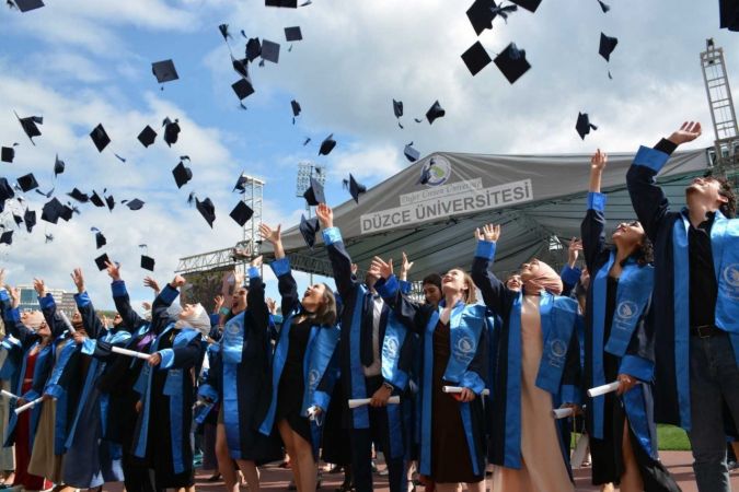 Düzce Üniversitesi’nde mezuniyet coşkusu yaşandı