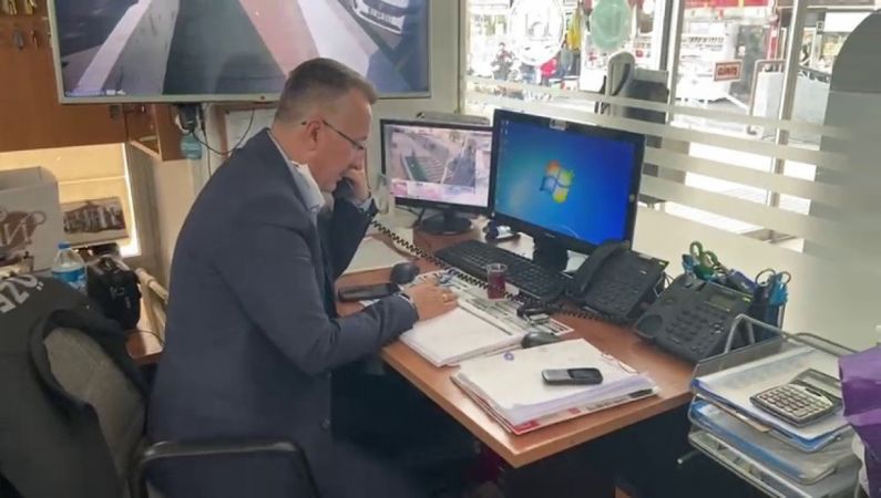 Telefon başında vatandaşların taleplerini dinledi