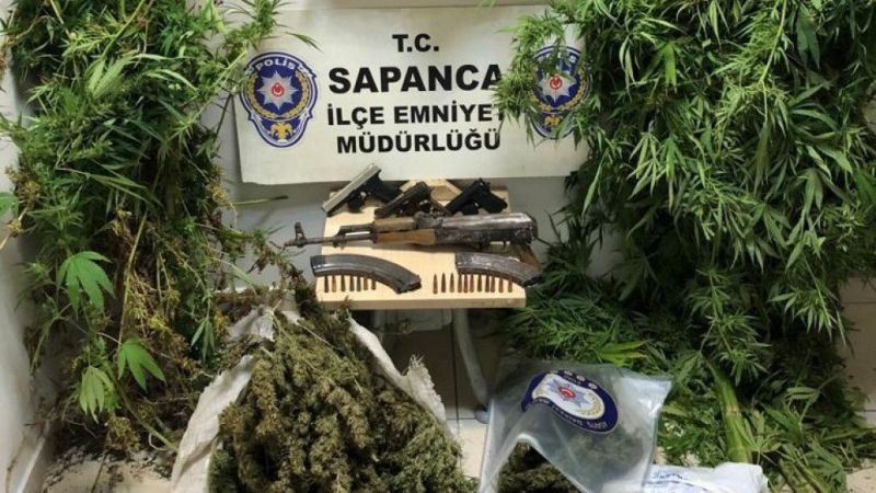 Sapanca polisinden operasyon: Silah ve uyuşturucu ele geçirildi
