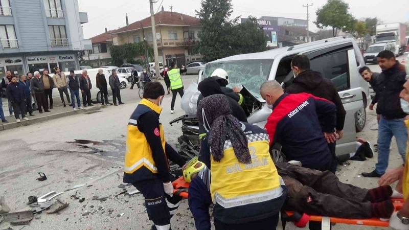 Yolcu midibüsüne arkadan vurdu biri ağır 4 kişi yaralandı