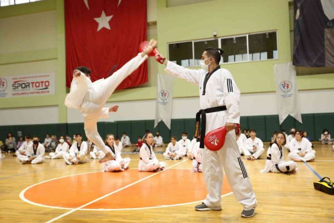 Taekwondo sınavında kıyasıya mücadele