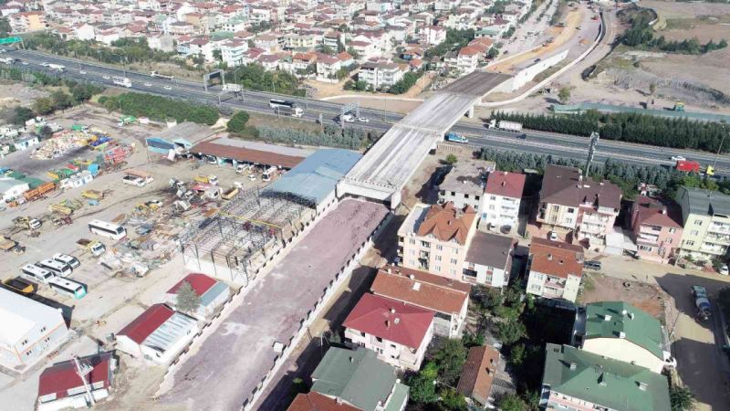 Otoyol geçiş köprüsünde kiriş montajları tamamlandı