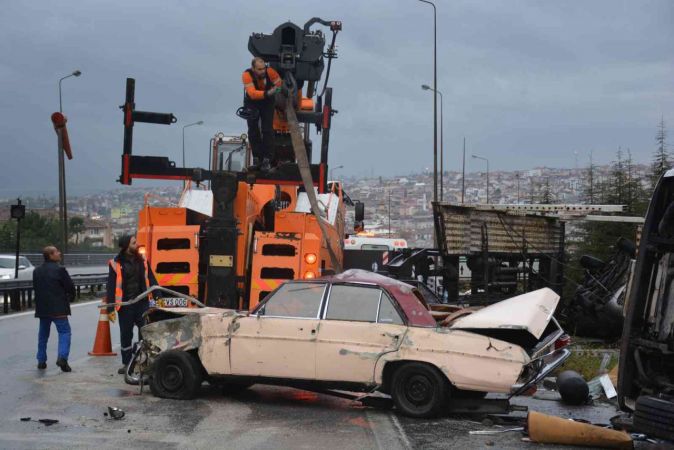 Arızalanan aracı yolcularla birlikte taşıyan çekici TEM’de devrildi
