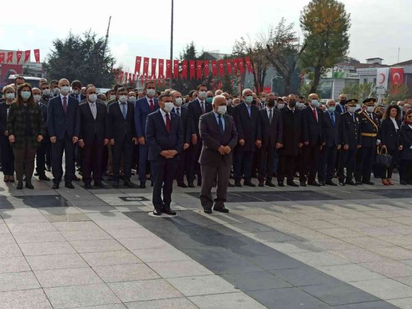 Düzce’de Cumhuriyet Bayramı çelenk koyma töreni ile başladı
