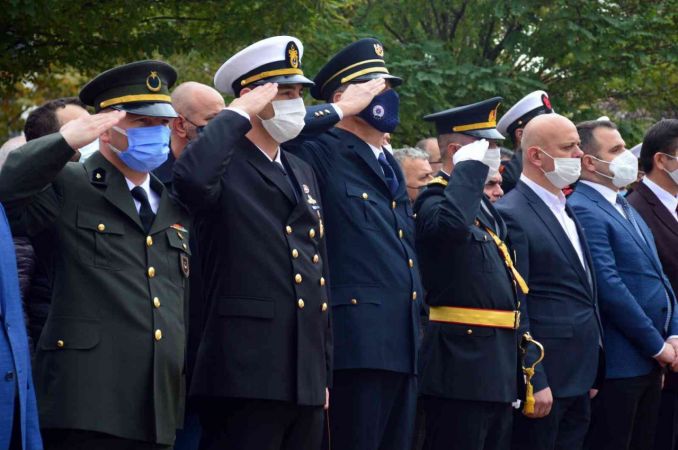 Cumhuriyet Bayramı’nın 98. yılı çelenk sunumuyla başladı