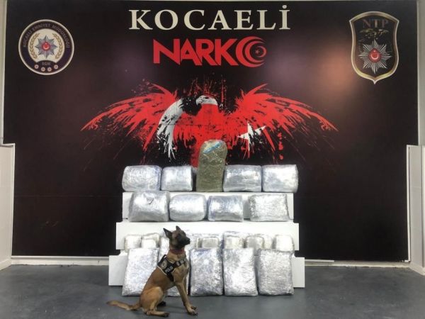 Araçta kilo kilo uyuşturucu ele geçirilmişti, 3 şüpheli adliyeye sevk edildi