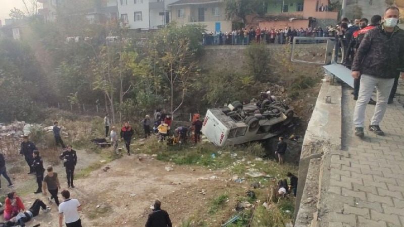 Servis midibüsü dere yatağına uçtu, çok sayıda yaralı var