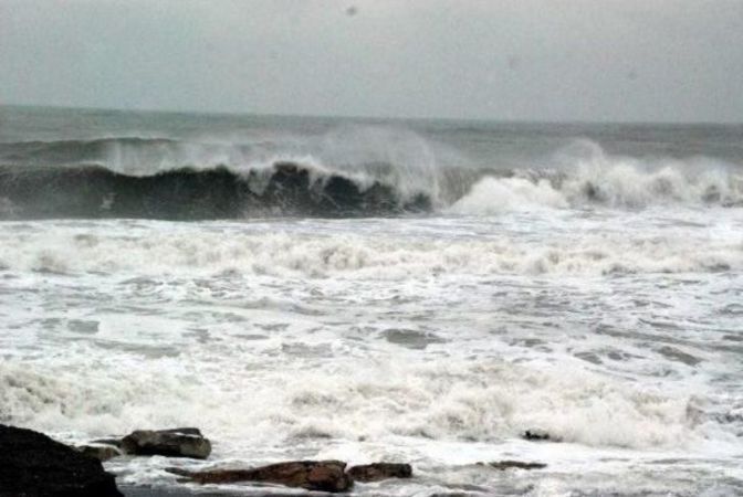 Karadeniz’de 4 metreyi bulan dev dalgalar, sahilleri dövüyor