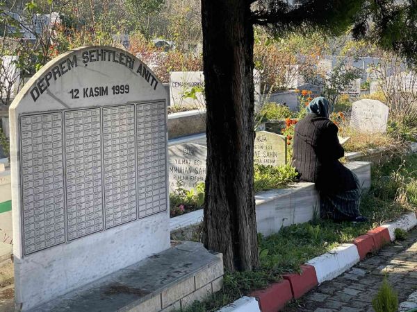 Depremde 5 çocuğunu kaybeden baba gözyaşlarına hakim olamadı