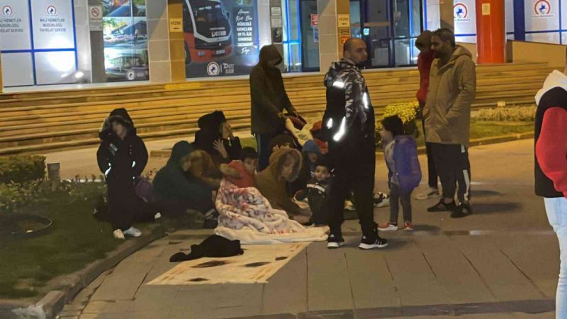 Düzceli vatandaşlar geceyi sokakta geçirdi
