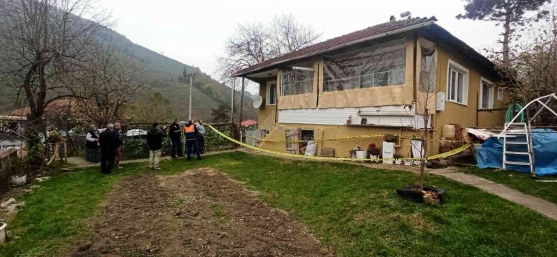 Depremde hasar alan ev tahliye edildi